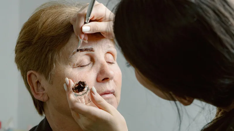 Pensionară care se îngrijește - Foto: Freepik