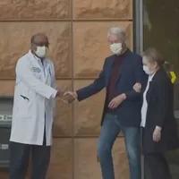 Bill Clinton a fost sprijinit de soția sa, Hillary. FOTO: Captură video