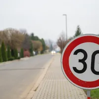 Atenție șoferi! Cu câti km poți depăsi limita de viteză? Amenzile sunt cât un salariu mediu NET - Foto: Profimedia images