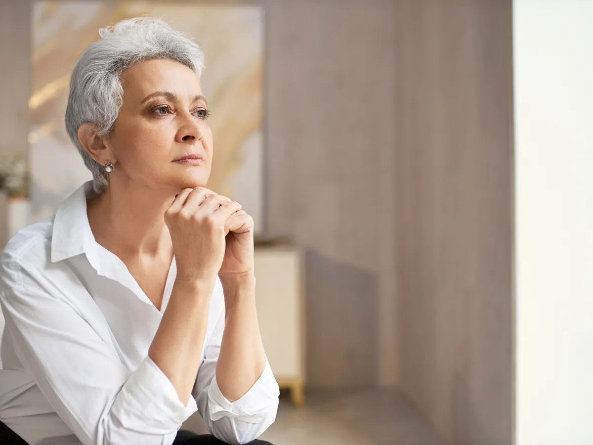 Pensionară supărată la pensie - Foto: Freepik
