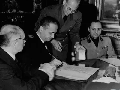 Semnarea Dictatului de la Viena de către ministrul de externe al Ungariei, contele István Csâky - Foto: arhiva