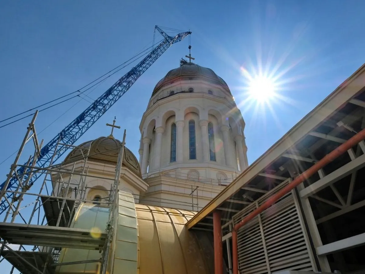 A fost montată crucea pe Catedrala Mântuirii Neamului. Până acum, a costat 270.000.000 € - Foto: ziarullumina.ro