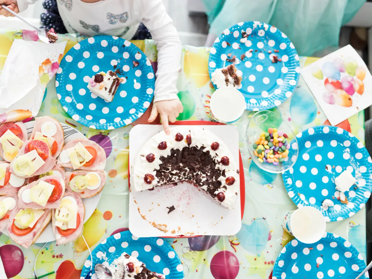 O mamă a mers cu copilul ei de 5 ani la o petrecere greșită. Nici cadou nu a dus. Ce a urmat după ce a ajuns?