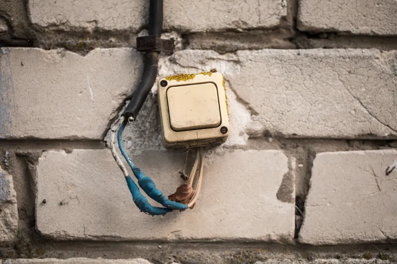 Întrerupător de curent electric distrus - Foto: Freepik (rol ilustrativ)