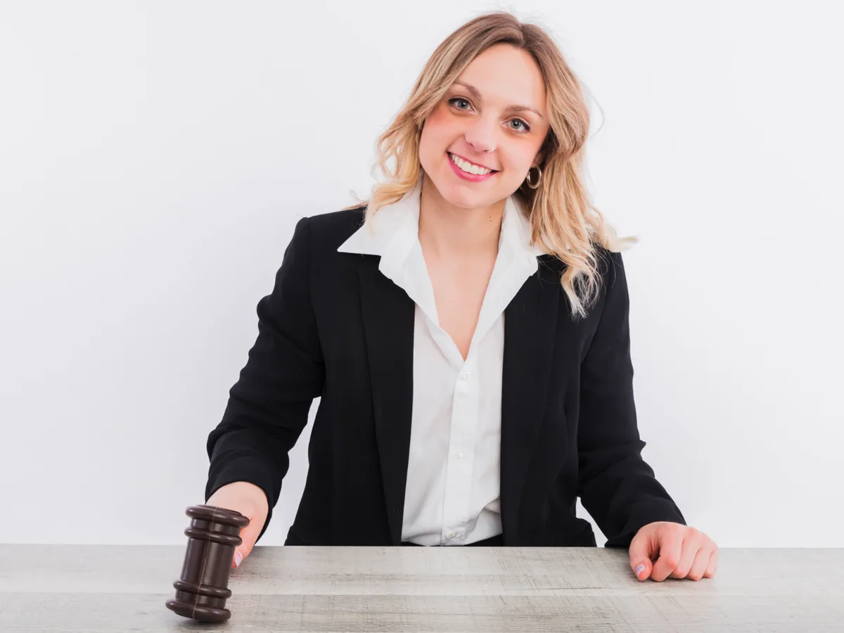 Pensie specială de 18.000 lei după doar 25 ani munciți. A strâns din salariu 2 case și un apartament - Foto: Freepik (Imagine cu caracter ilustrativ)