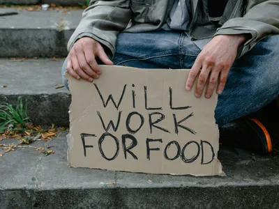 Persoană care nu îşi găseşte un loc de muncă - Foto: Pexels/MART PRODUCTION