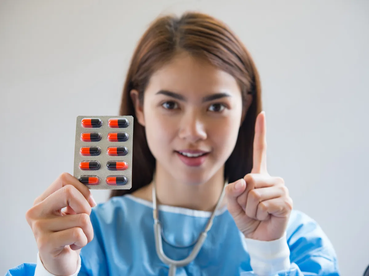 O tânără analizează medicamentele - Foto: Freepik