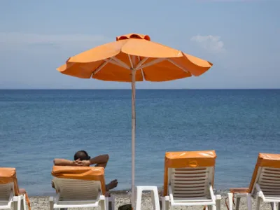 „Războiul prosoapelor” Un turist a fost despăgubit cu 1.000 de euro după ce nu a găsit şezlonguri libere pe plaja unui hotel
