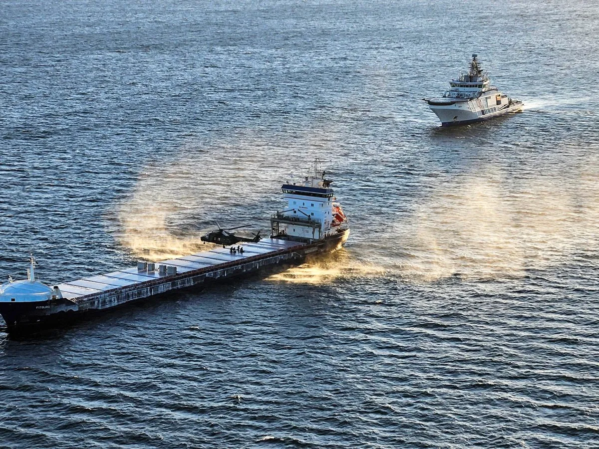 Nava de patrulare a Gărzii de Coastă finlandeze „Turva” a confiscat nava „Fitburg” suspectată de ruperea unui cablu submarin - Foto: Profimedia Images