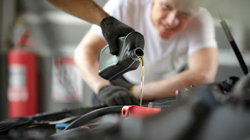 Nu știi ce ulei de motor să pui la mașină? Reține aceste acronime ciudate și nu-ți iei țeapă - Foto: Freepik (Imagine cu rol ilustrativ)