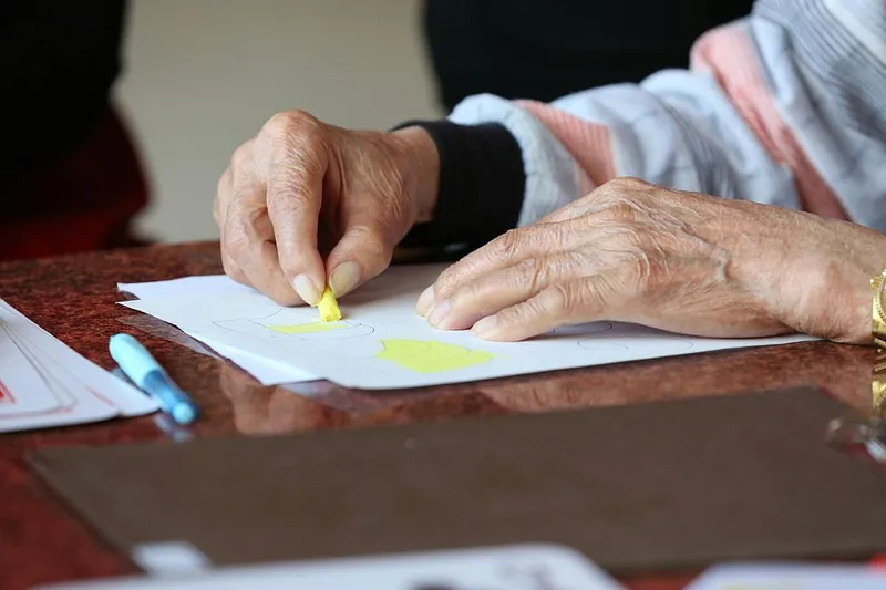 Persoană în etate în timpul terapiei desenului - Foto: Pexels/JIUN-JE LIN