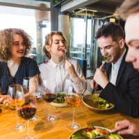 O femeie a avut parte de o surpriză de ziua sa, la restaurant. „Cadoul” pe care l-a găsit în mâncare - Foto: Freepik