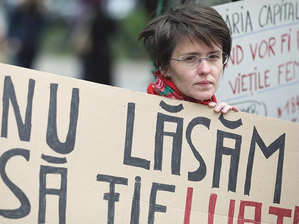 Activista Irina Zamfirescu atrage atenția că a da bani nu înseamnă că faci protecție socială - Foto: INQUAM PHOTOS/Octav Ganea