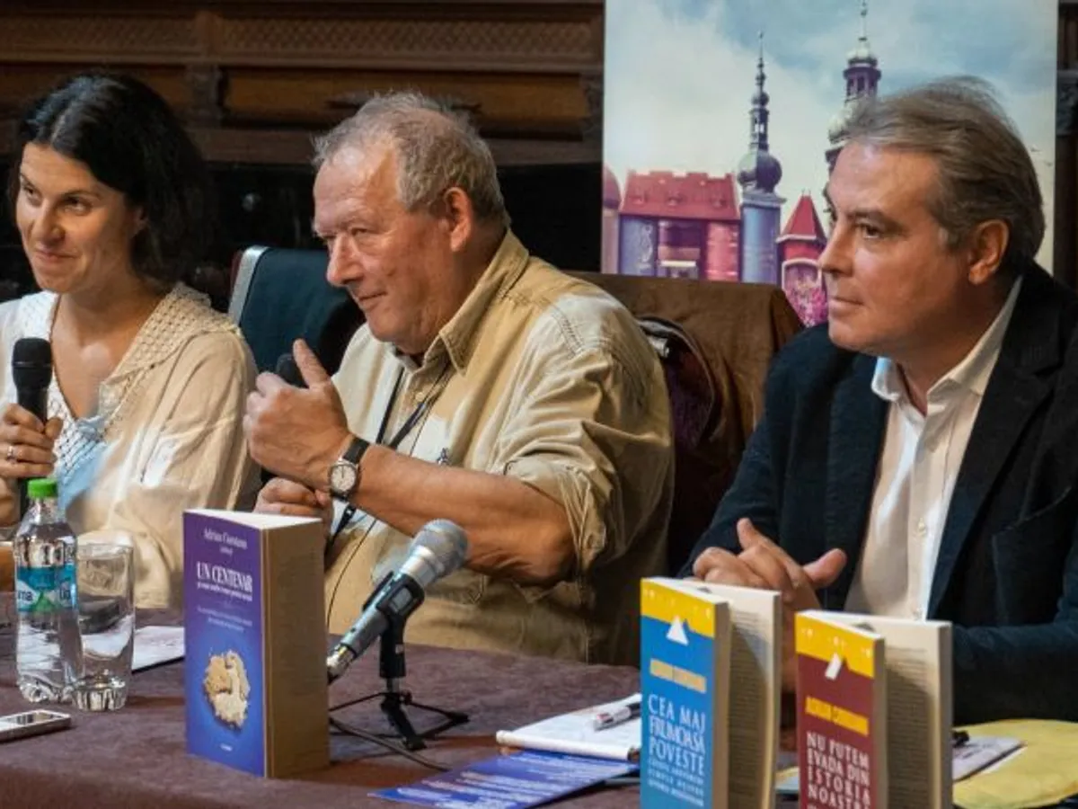 Adrian Cioroianu, cu Adam Michnik, la Festivalul de Literatură de la Timișoara. Foto Foto Eduard Vasilică