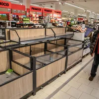 VIDEO Morcovi, zahăr, conserve, ținute sub „lacăt” în magazinele rusești. Furtul, la ordinea zilei / WSJ