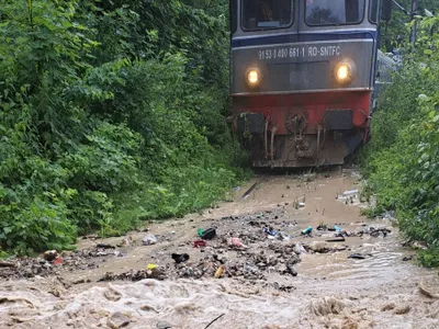 Tren împotmolit în aluviuni Foto: captură realitatea.net