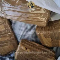 Ce au găsit polițiștii sub bancheta din spate a unei mașini. Captură impresionantă - Foto: Politia de frontieră
