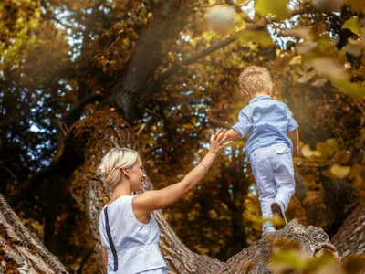 O mamă şi copilul ei jucându-se în parc - Foto: fxquadro