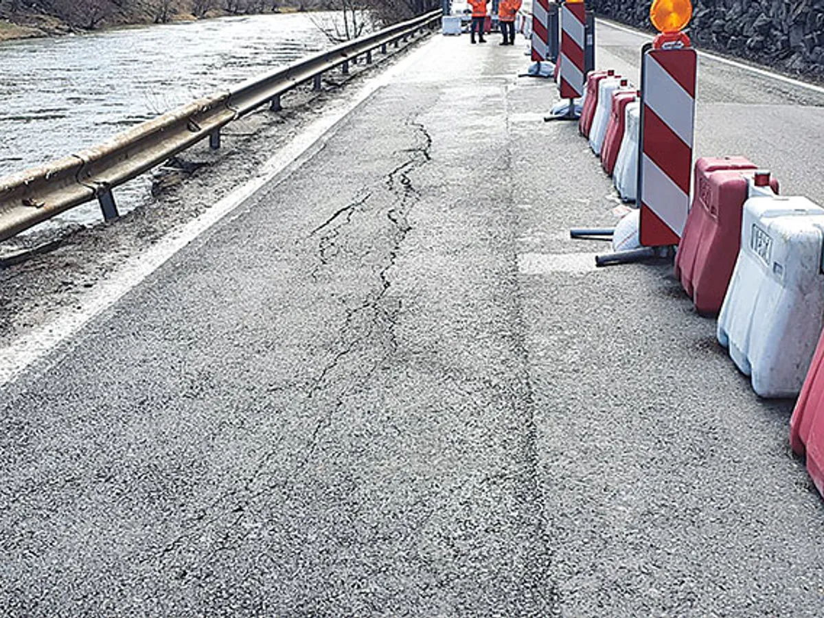 La Câineni, o calamitate care a afectat 25 de metri de șosea a devenit, peste noapte, una care a necesitat lucrări pe 180 de metri. Cu consecințele financiare de rigoare