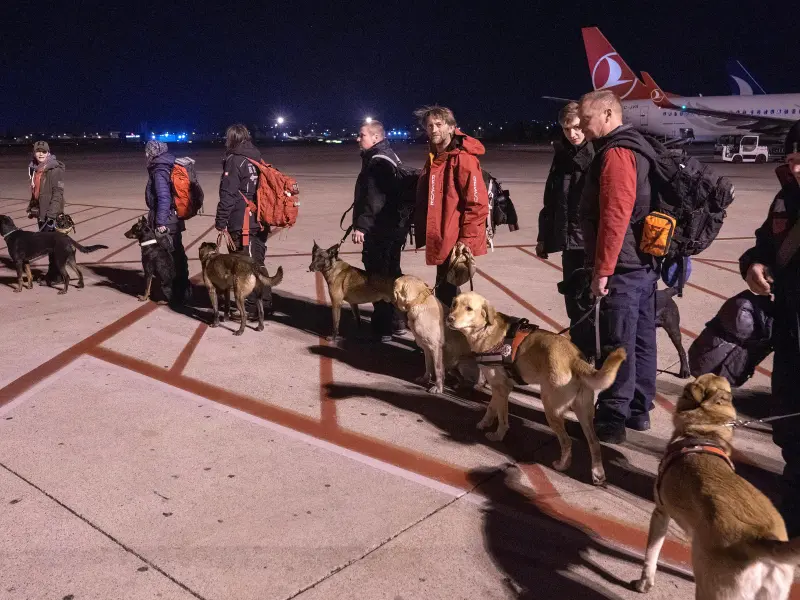 O echipă de căutare și salvare HUBA Rescue24 din Ungaria, pe aeroportul Adana/Foto: Profimedia Images