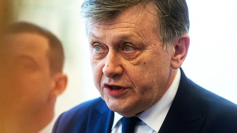 Crin Antonescu îi cere lui Ilie Bolojan să dezvăluie date despre decizia CCR de anulare a alegerilor - Foto: INQUAM PHOTOS/Virgil Simionescu