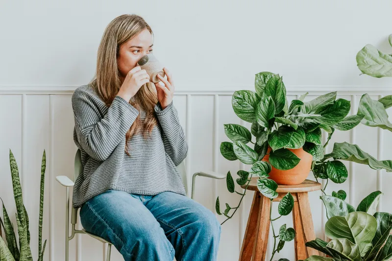 Femeie cu plante &icirc;n casă - Foto: Magnific.com (Imagine cu rol ilustrativ)