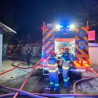Incendiu puternic în Capitală. Au ars un garaj și 4 mașini. Zece persoane s-au autoevacuat - Foto: News.ro
