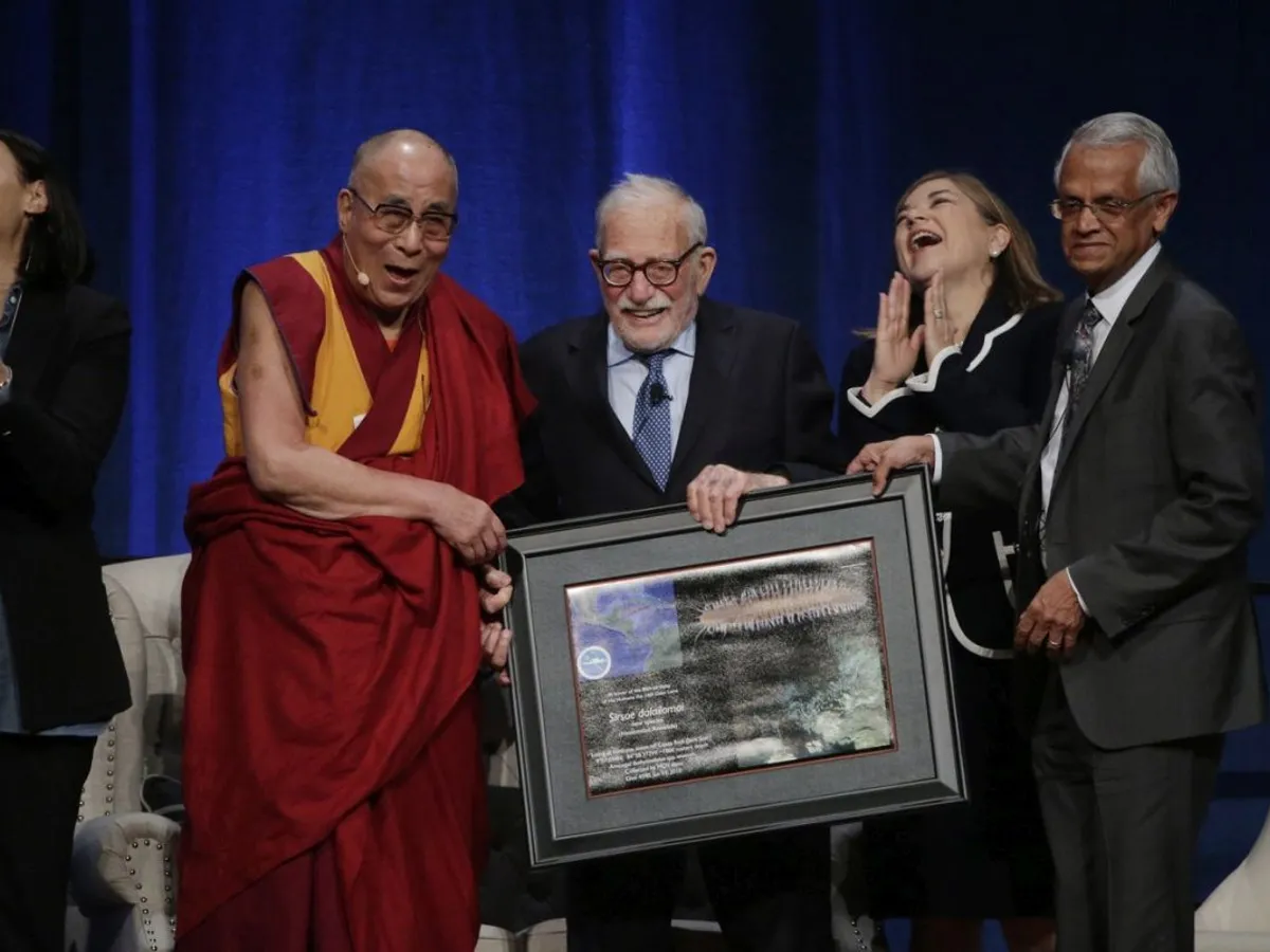 Veerabhadran Ramanathan, aici sărbătorind ziua lui Dalai Lama, împreună cu alte persoane publice - Foto: Profimedia Images