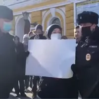 Culmea cenzurii lui Putin: A fost arestată o tânără cu o pancartă pe care nu scria nimic Foto: captură Youtube