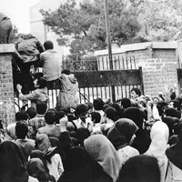 Studenți iranieni intrând în ambasada SUA la Teheran