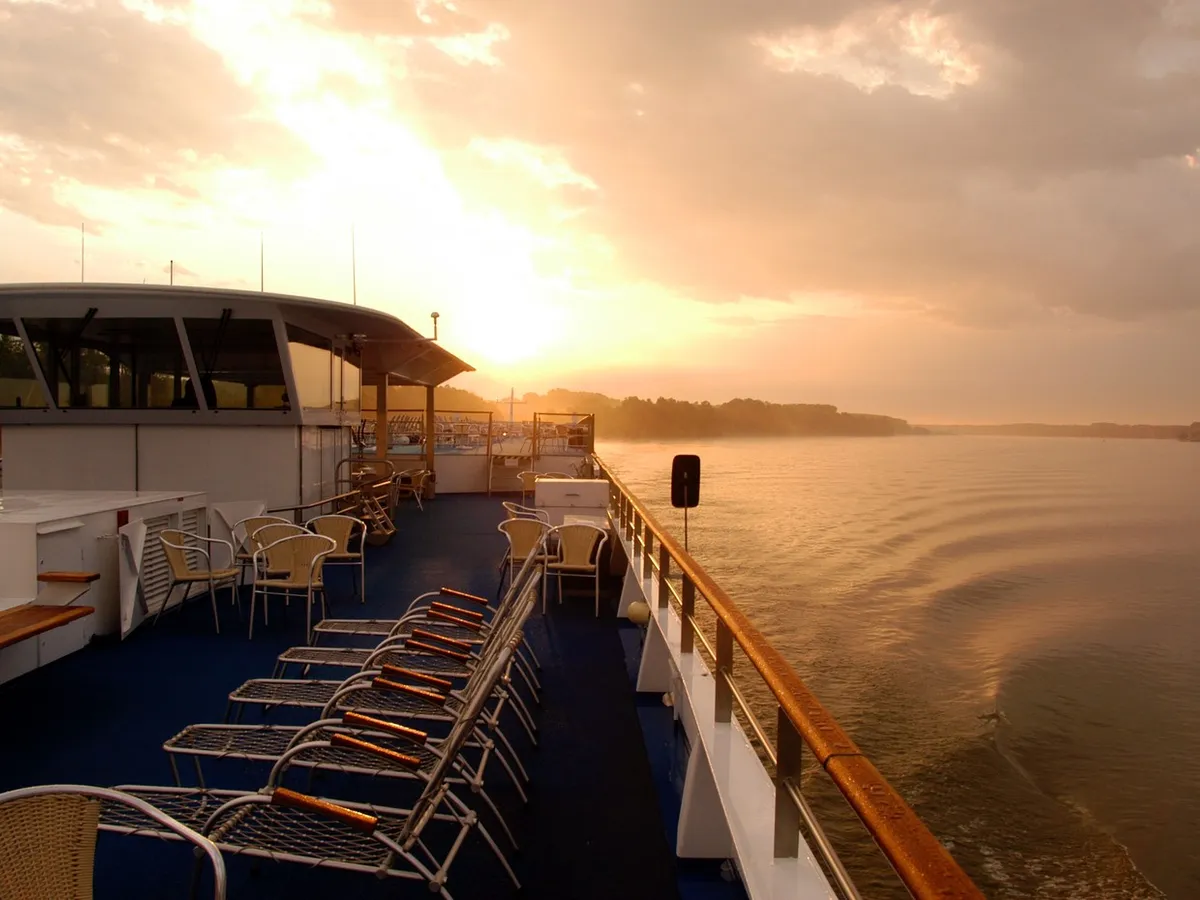 Un vas de croazieră cu 234 de pasageri, eșuat pe Dunăre după ce a lovit un banc de nisip