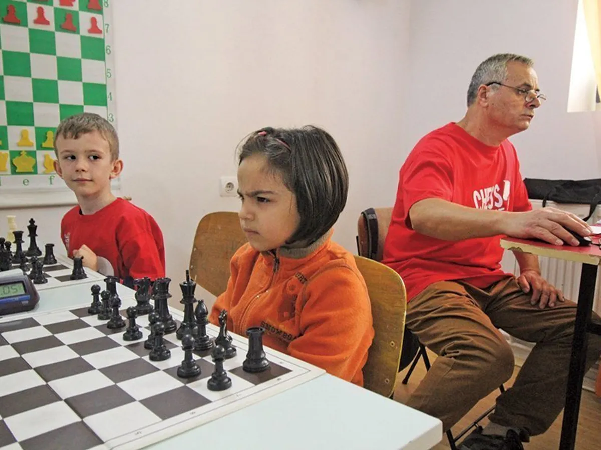 PASIUNE Antrenorul și arbitrul Marin Mavrodin, la ultima competiție de șah organizată în Pantelimon