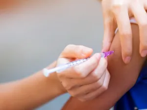 De la 1 august, începe imunizarea tinerilor cu vârste între 12 şi 17 ani cu vaccinul Spikevax. / Foto: digi24.ro