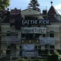 Activiștii au ocupat conacul din Austria al oligarhului fost vicepremier rus Igor Şuvalov Foto: todaytimeslive.com