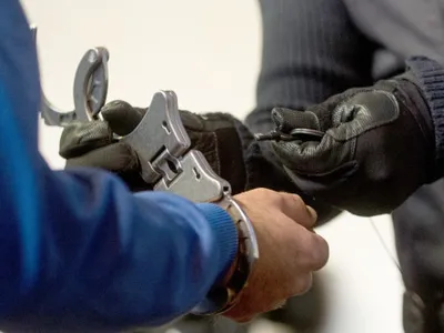 Ce alcoolemie avea Nae Stanciu la ora 14:00. Încătușat de polițiști, după ce a lovit o mașină și a devenit recalcitrant