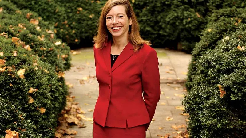 Fostul adjunct al secretarului de apărare Evelyn Farkas pledează pentru o poziție puternică.