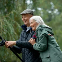 De ce devenim mai scunzi pe măsură ce îmbătrânim? De la ce vârstă începem să pierdem din înălțime - Foto: Freepik