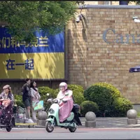 Steagul Ucrainei llaAmbasada Canadei la Beijing-Foto: Kyodo