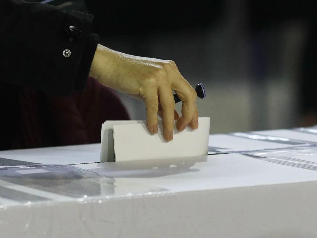 Persoană introducându-şi votul în urna de vot - Foto: INQUAM PHOTOS/Mălina Norocea