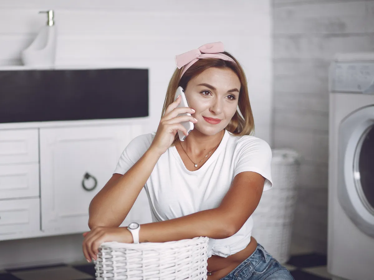 Femeie spală vase - Foto: Freepik