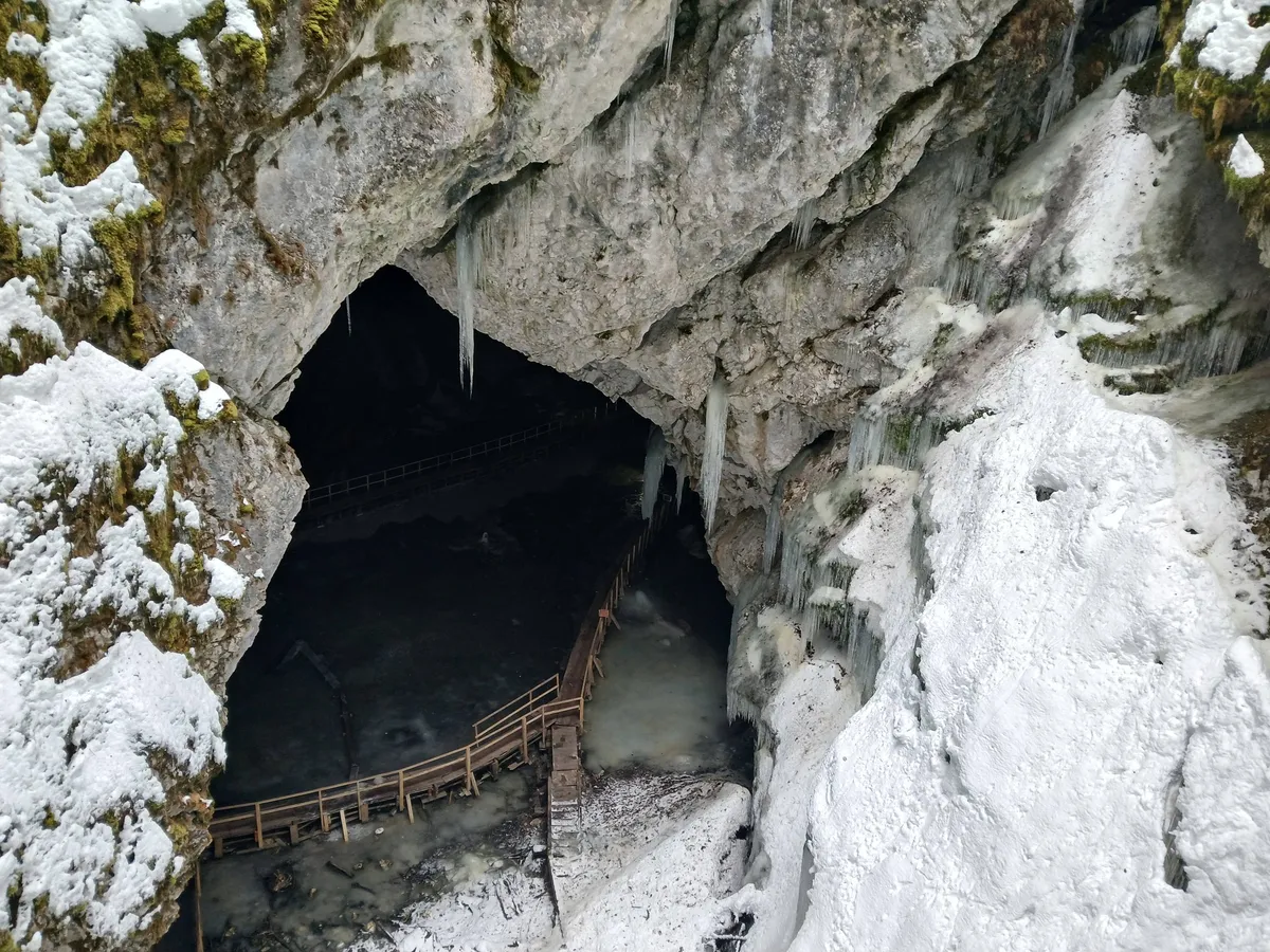 Bacterie veche de 5.000 ani „s-a trezit” în peșterile din România. Stârnește neliniște. Rezistă la antibiotice