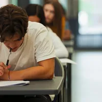 Ce a pățit o tânără în timp ce preda lucrarea de examen de la BAC. A fost eliminată din examen - Foto: Profimedia Images (imagine rol ilustrativ)