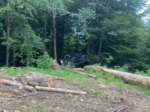 Două femei și doi copii, la spital, după o aventură off-road. Șoferița a pierdut controlul - Foto: IPJ Vâlcea