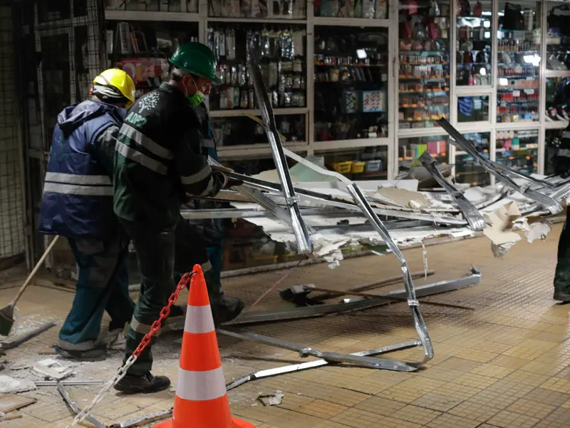 Chioșc ilegal în stația de metrou Ștefan cel Mare. / Foto: Inquam Photos / George Calin