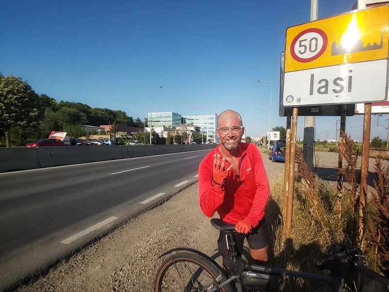 Un ciclist a parcurs 432 de km în trei zile, de la Cluj la Iași. Strânge donații pentru copii Foto: facebook/ Andrei Gurbaș