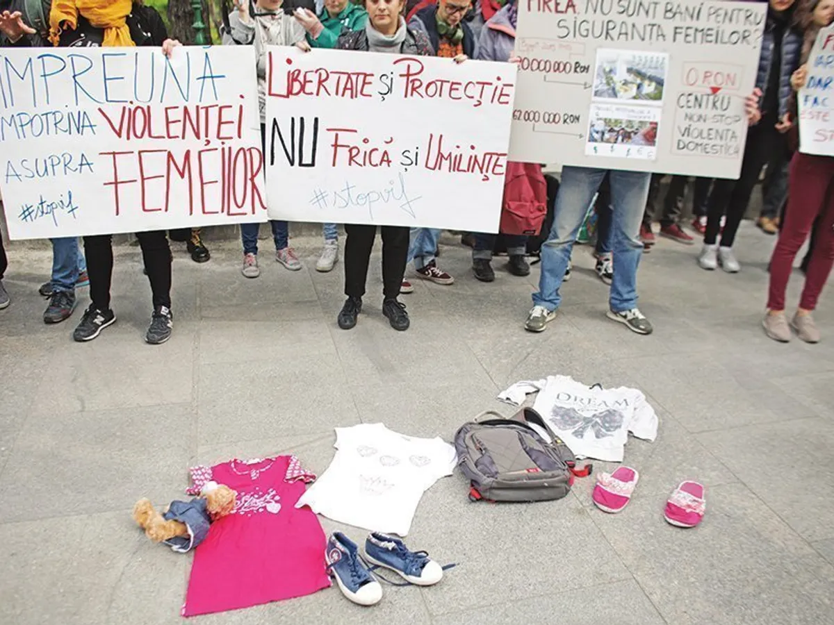 Protest la închiderea adăpostului Invicta, singurul din București deschis non-stop pentru victimele violenței - Foto Inquam Photos - Octav Ganea