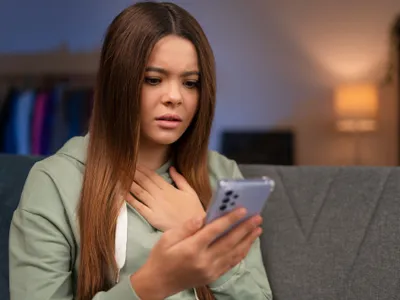 O femeie a verifică un mesaj pe telefon - Foto: Freepik (rol ilustrativ)