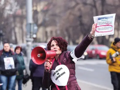 Mădălina Turza,   la un protest în fața Guvernului, față de adoptarea „bugetului zero“ pentru persoanele cu dizabilități. Sute de oameni le-au cerut pesediștilor „să nu atenteze la supraviețuirea a sute de mii de de persoane cu dizabilități”