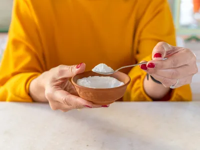 Femeie cu o lingură de sare - Foto: Magnific.com (Imagine cu rol ilustrativ)