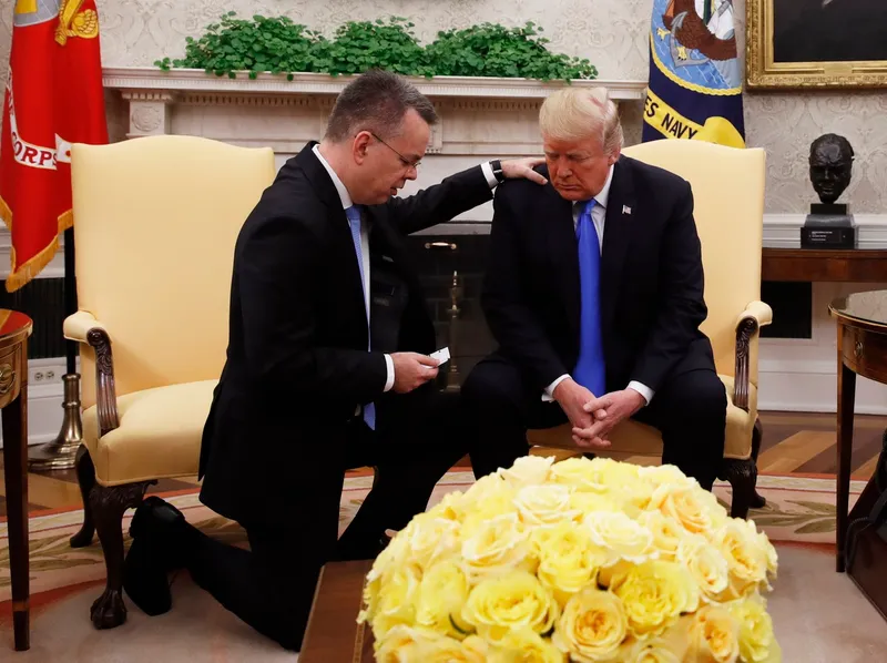 Președintele Donald Trump se roagă alături de pastorul american Andrew Brunson &icirc;n Biroul Oval - Foto: Profimedia Images